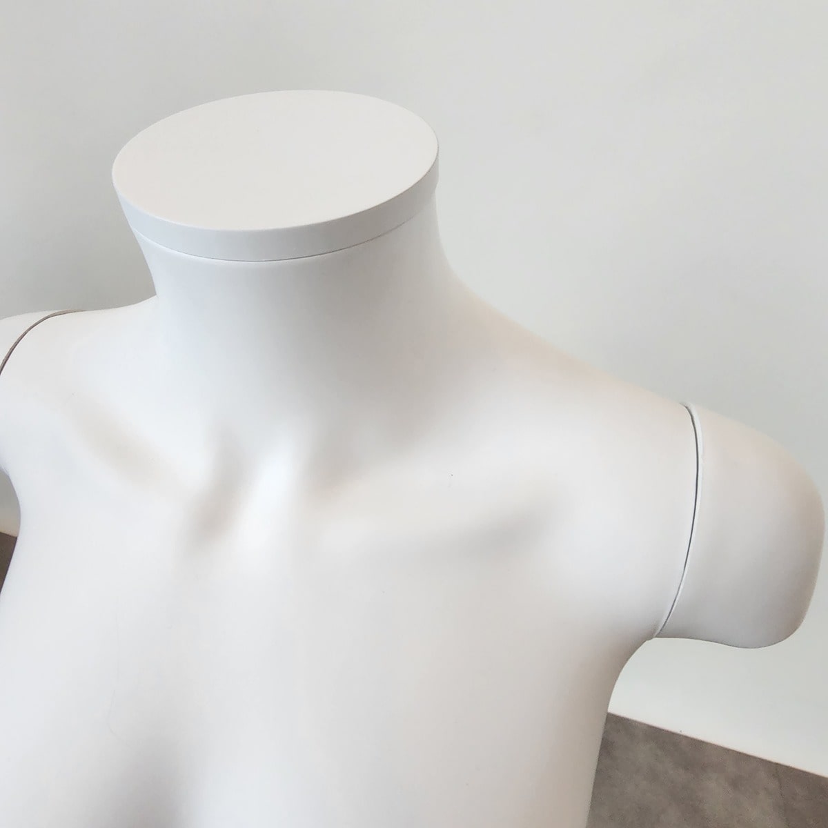 PP製 卓上婦人トルソー〔ストエキオリジナル〕 ホワイト