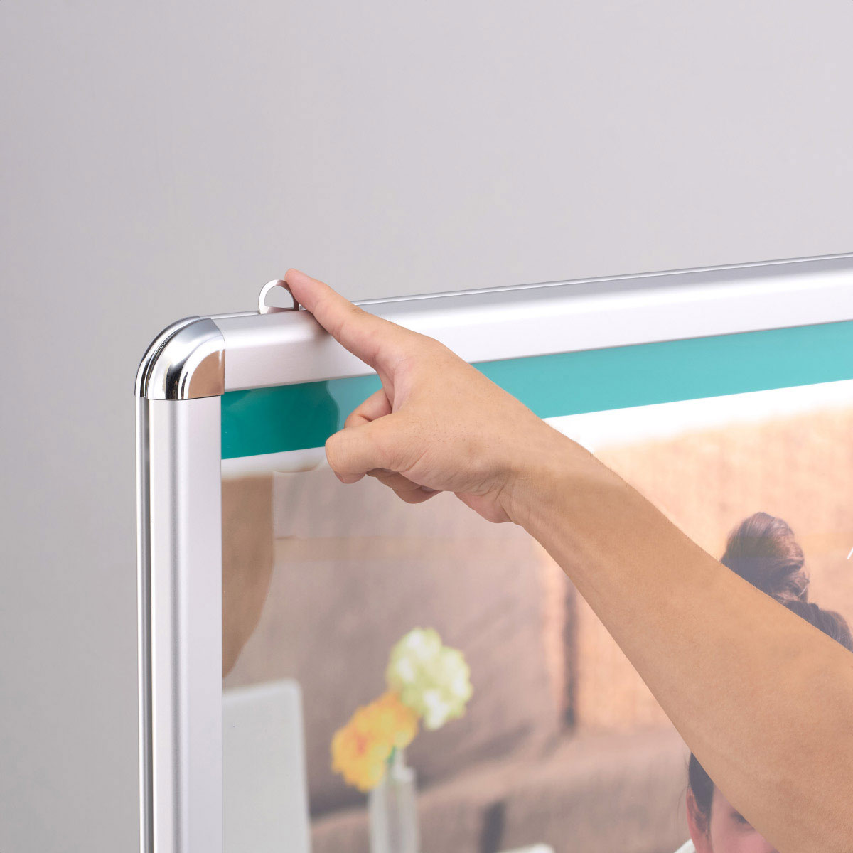 ワイヤー等で吊り下げることができます