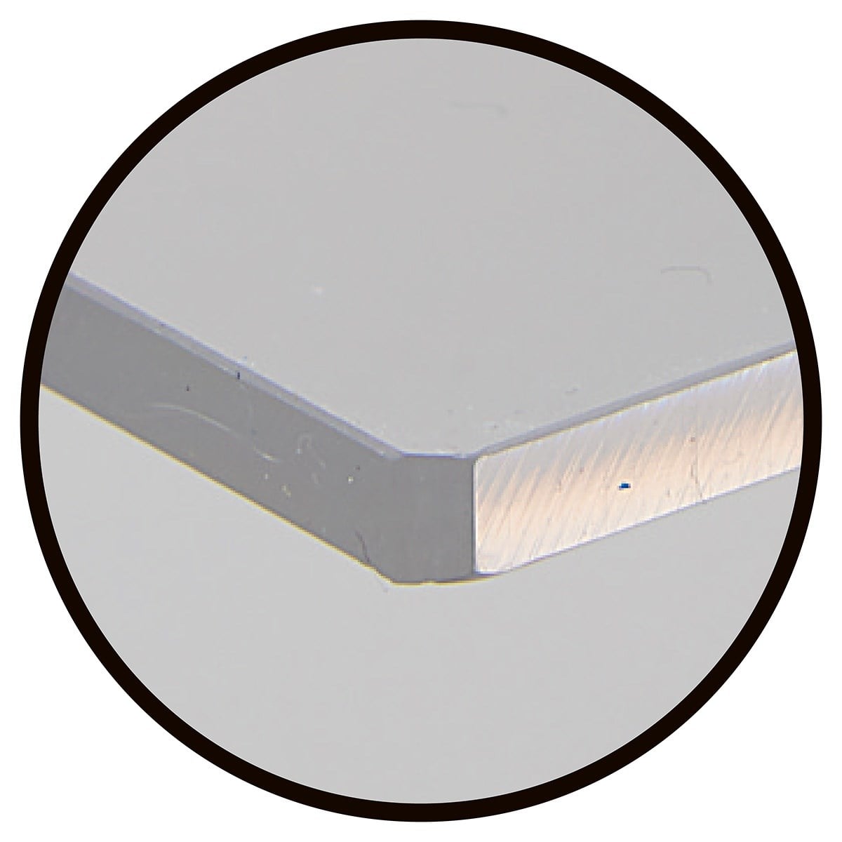 全面の角を落とし安全性を高めています