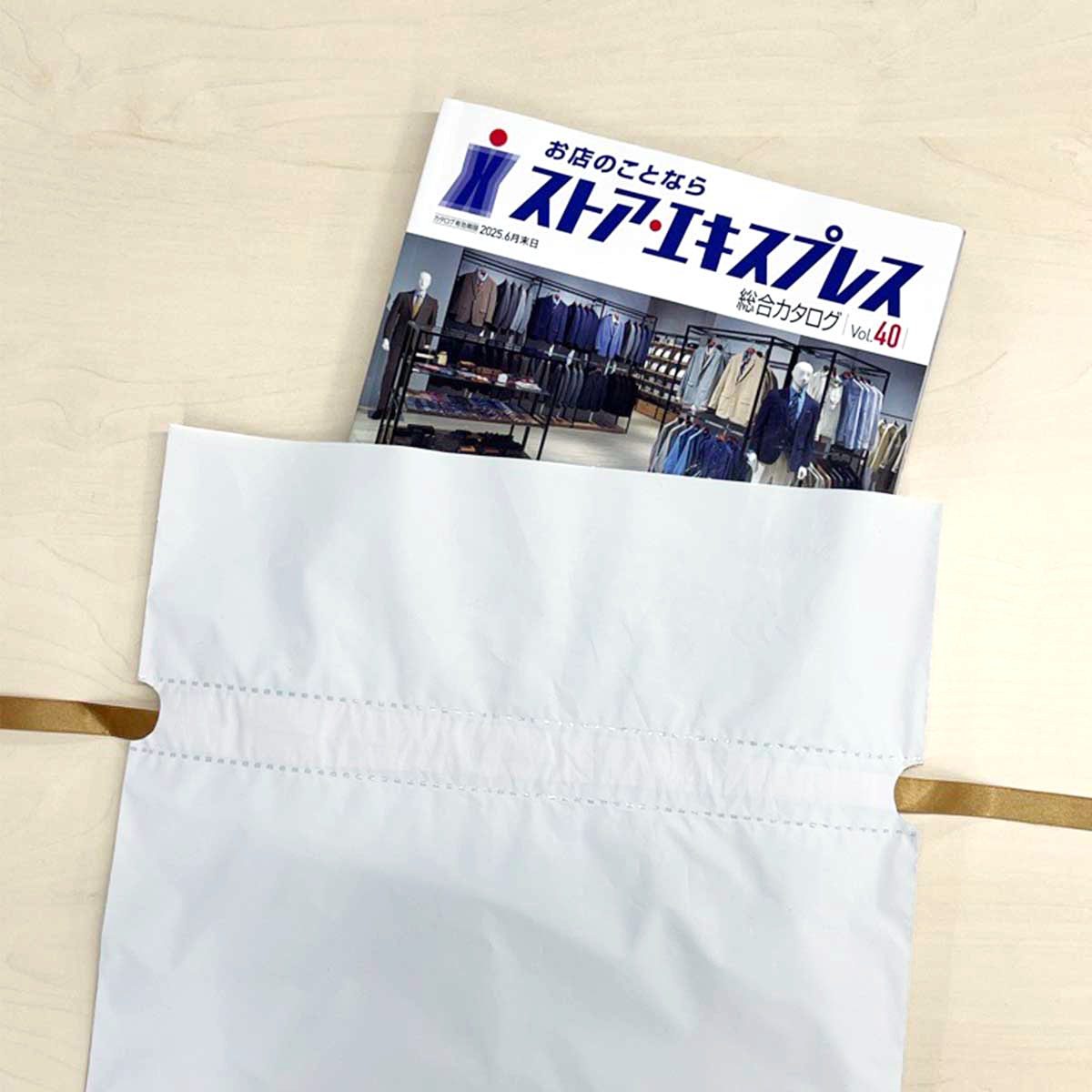 内袋にゴールドを使用していることで中身が透けにくいギフトバッグ