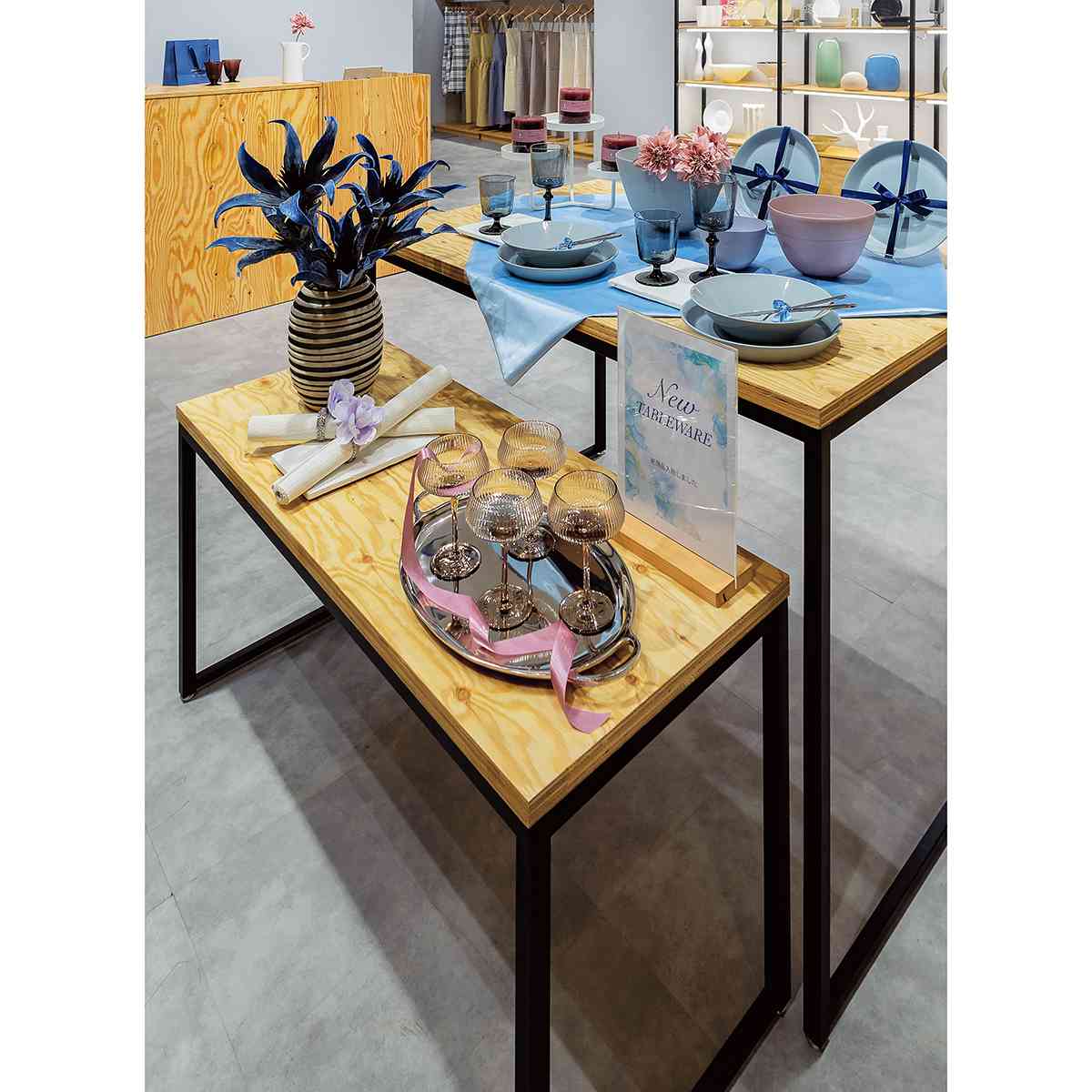 ラーチ合板天板 ショーテーブル ブラック脚 幅108×奥行45×高さ57.6cm