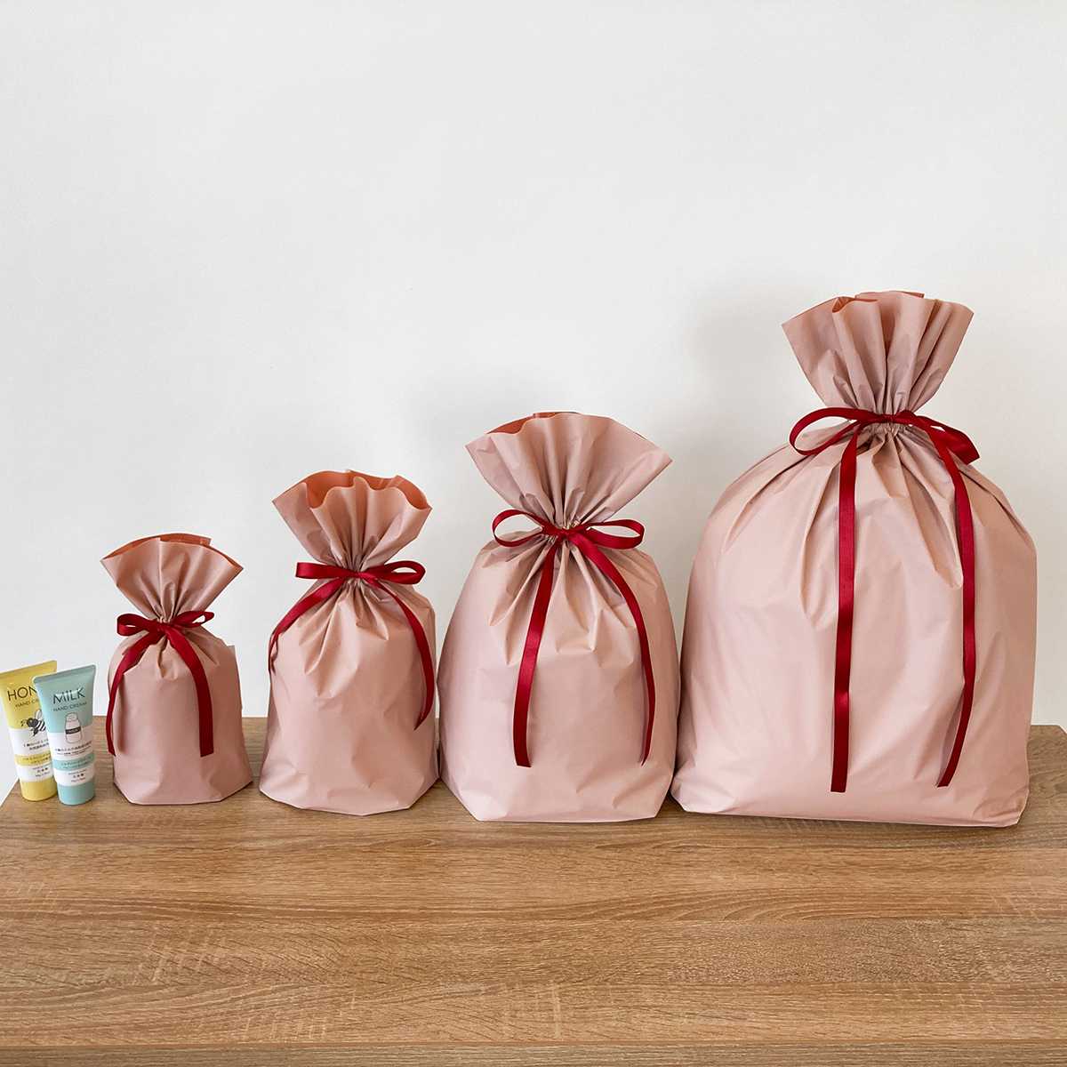 【20枚】梨地リボン付きギフトバッグ ベージュ 幅24×高さ36[24]×底マチ12cm 