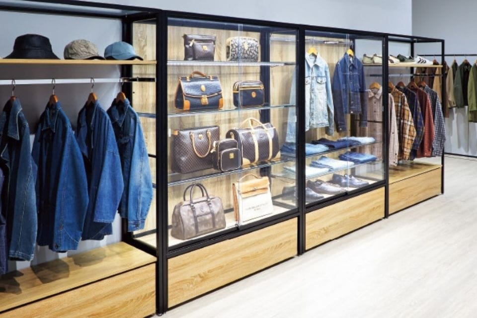 ガラス棚が魅せる店舗空間:ディスプレイ術と選び方のポイント