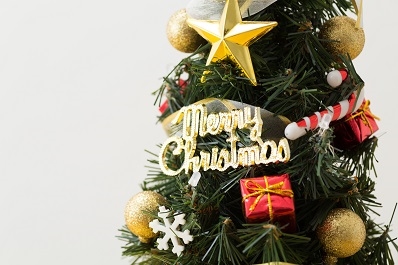 クリスマスツリーをおしゃれに飾り付けるコツ。クリスマスの雰囲気を高めよう 