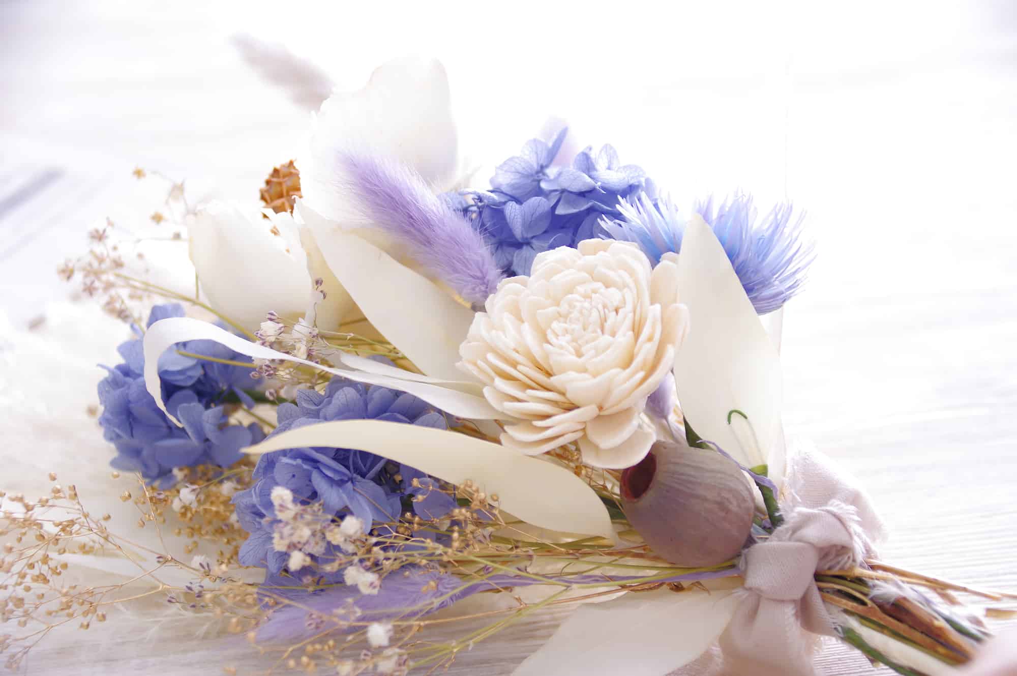 青と白の花のブーケ