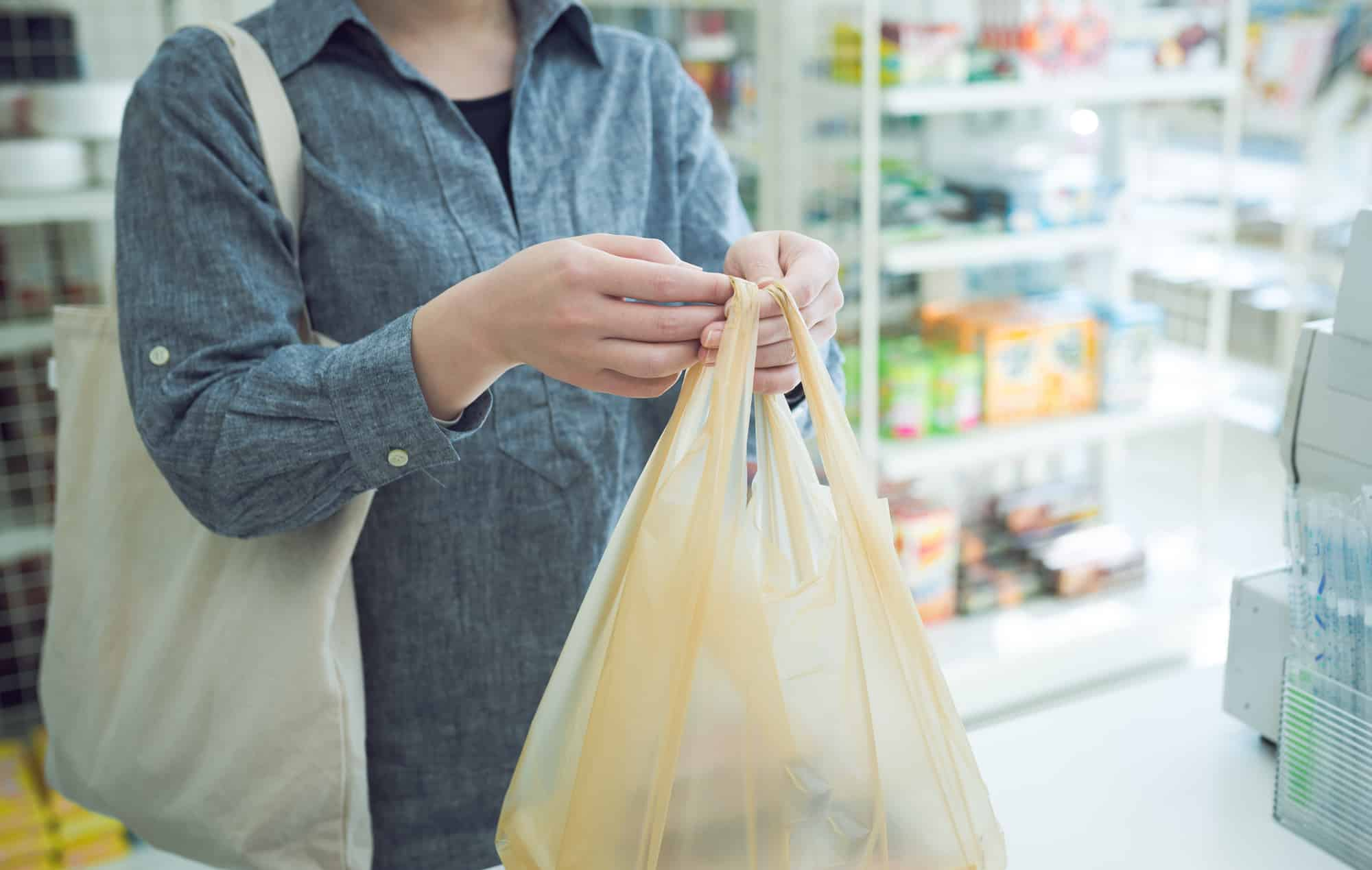 コンビニで買い物をする主婦