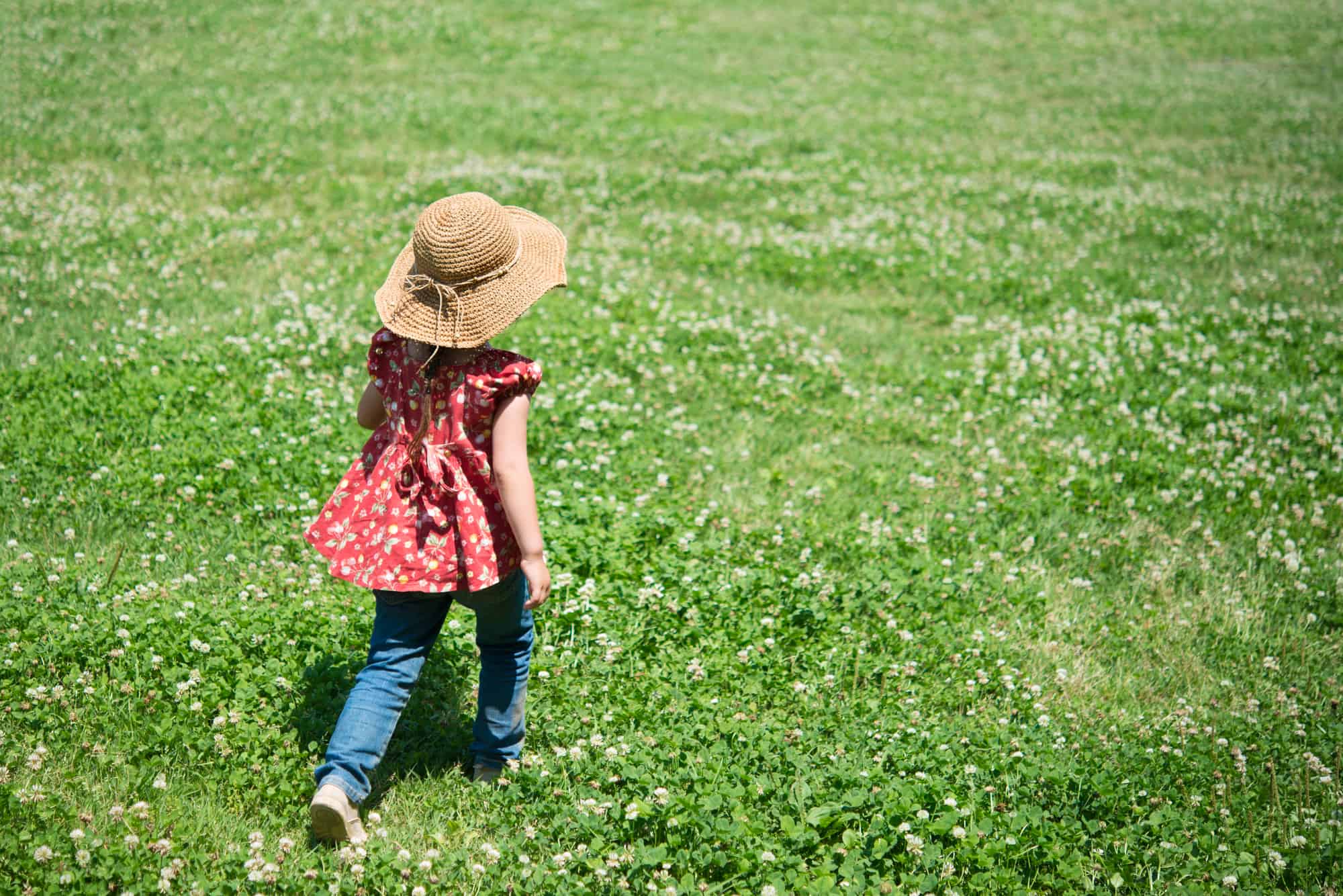 芝生を走る少女