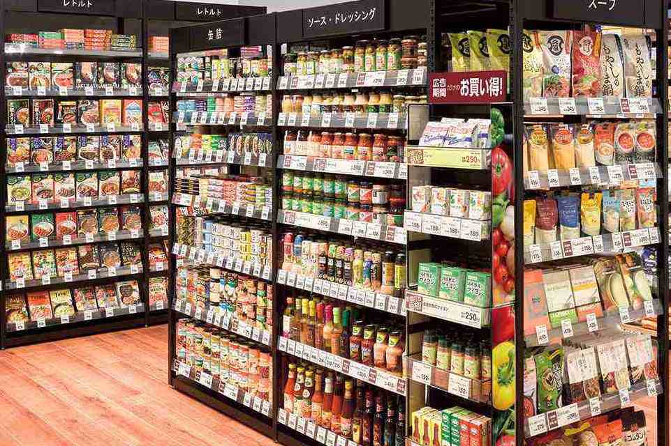 前進立体陳列されたスーパーの陳列棚