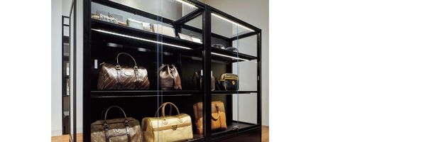 ガラス棚の棚下照明